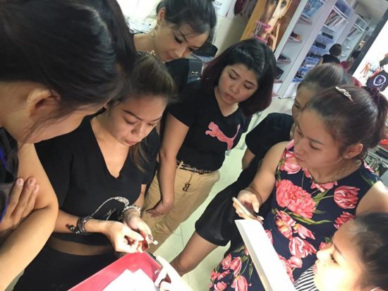 Sự khác nhau giữa học nail online và học tại trung tâm