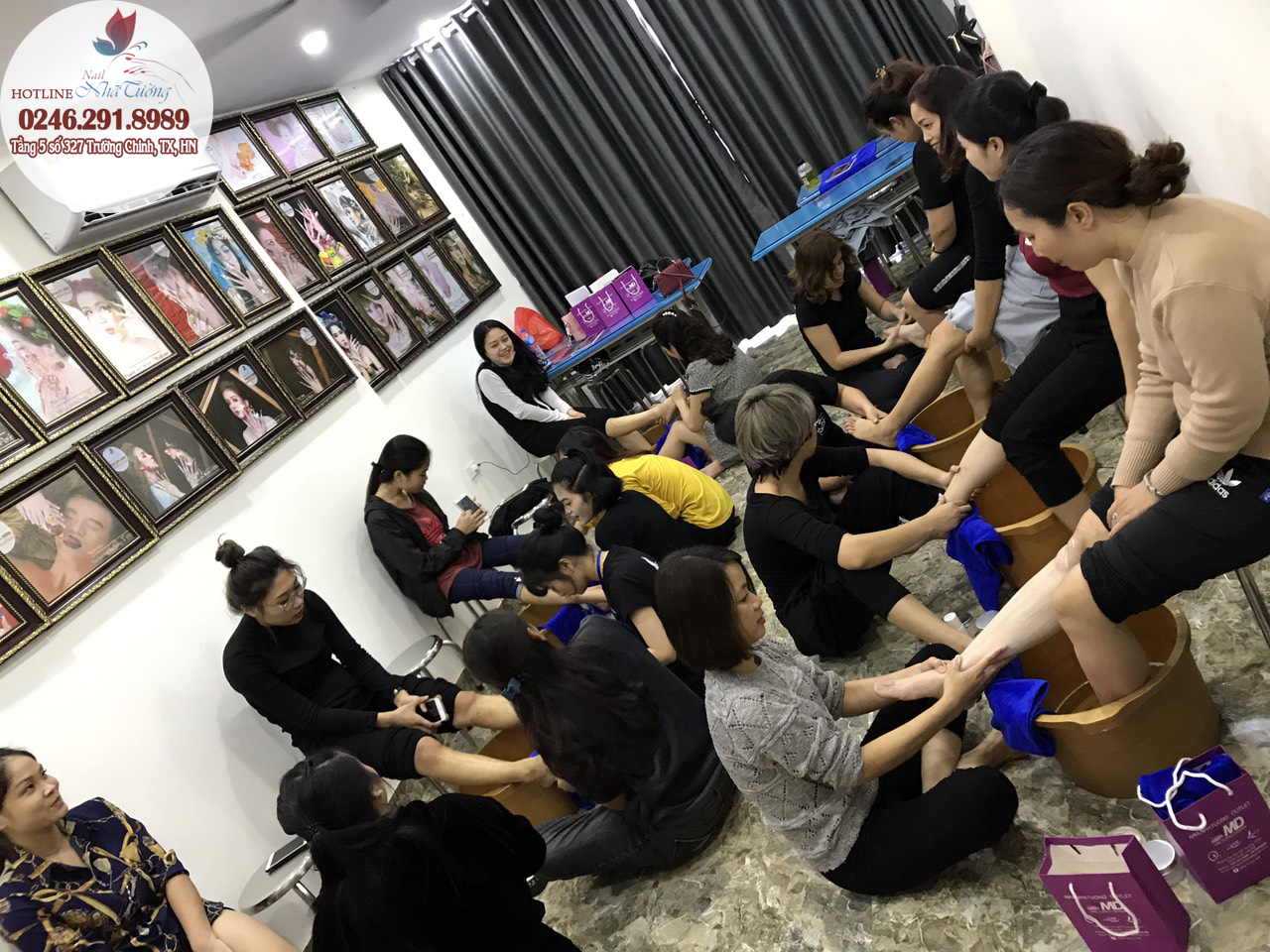 Lớp học massage tay chân và chà gót chân