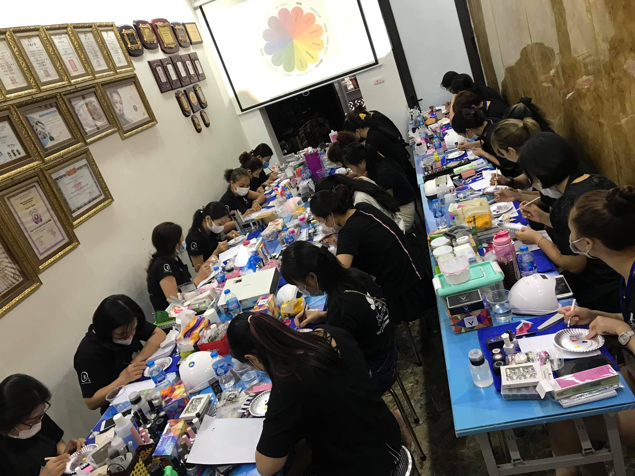 Lớp học Design loang cồn, đính đá ngày thứ 1